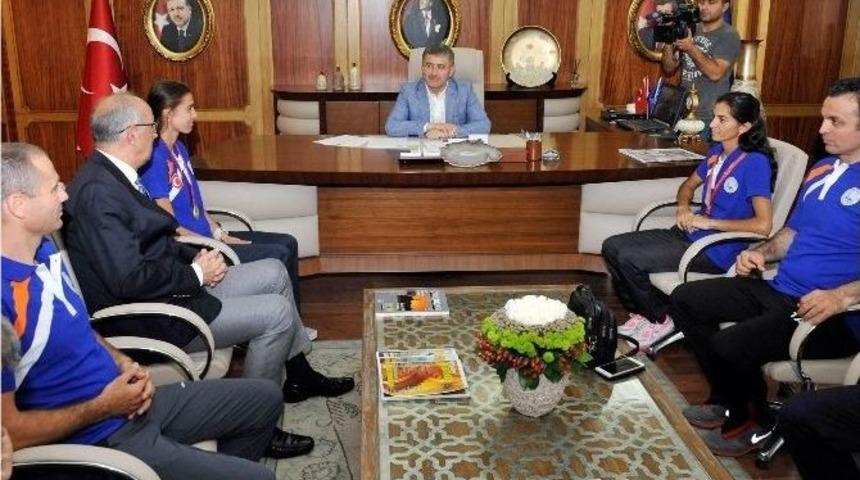 Madalyayla D&ouml;nen Milli Sporculara Birer Kese Altın