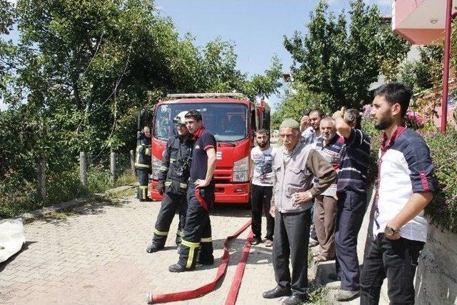 Lpg’li Araç Patladı, Garajın Çatısı Uçtu