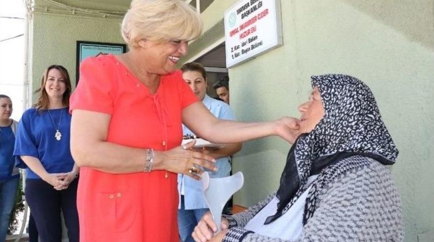 Manisa Huzurevinde Bayram Sevinci