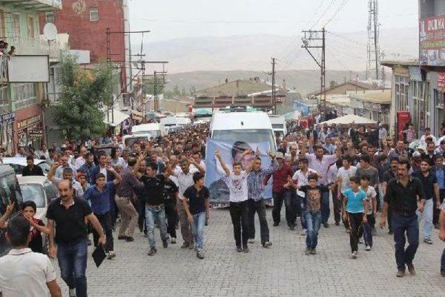 Suriye'de Çatışmada Ölen Ypg’Li Başkale'de Toprağa Verildi