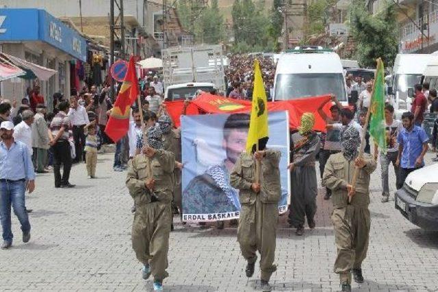 Suriye'de Çatışmada Ölen Ypg’Li Başkale'de Toprağa Verildi