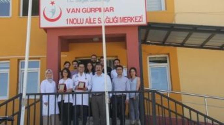 "bebek Dostu" Kurum Ve Hekimlere Plaket