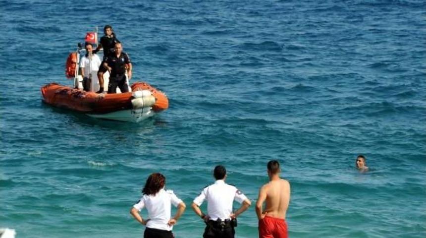 Arandığını Fark Etmeyip, Yüzmeye Devam Etmiş