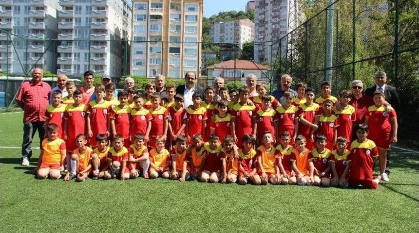 G&uuml;l&uuml;&ccedil; Belediye Spor Yaz Futbol Okulunu A&ccedil;tı