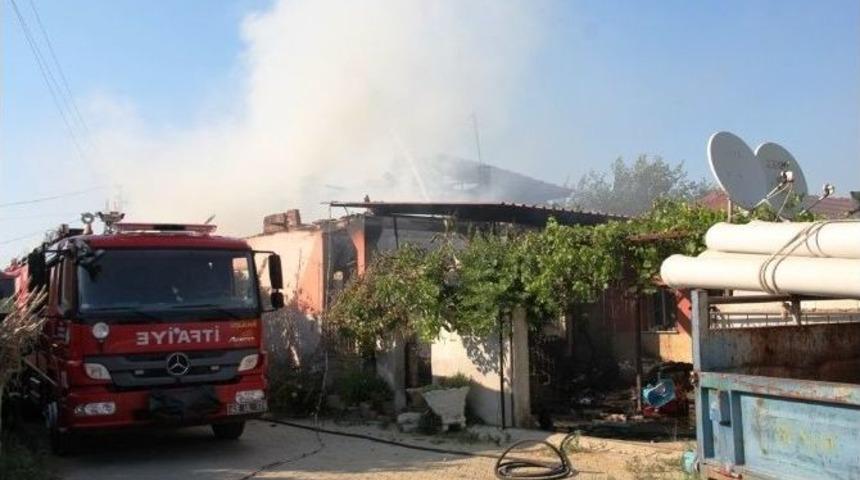 Sarıg&ouml;l&rsquo;de İki Ev Tamamen Yandı