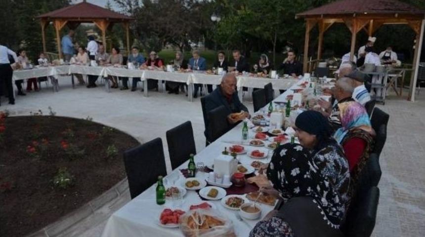 Vali Kahraman Huzur Evi Sakinleri İle İftar Yemeğinde Buluştu