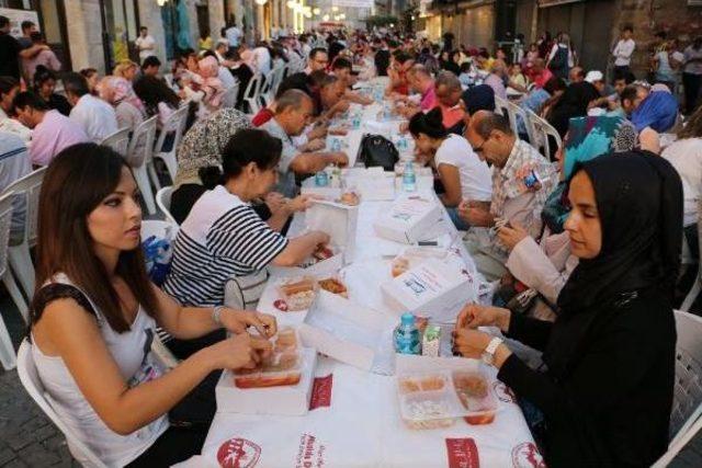 Taygiad, Eminönü'nde Vatandaşlara Sokak Iftarı Verdi