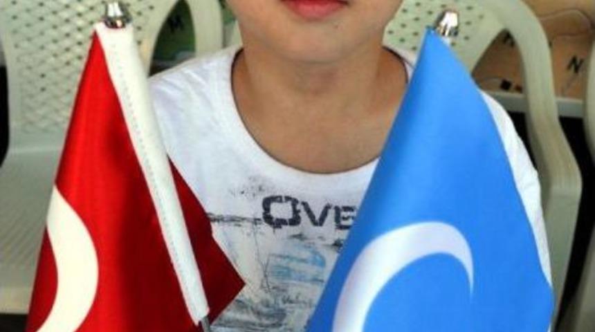 8 Yaşındaki Uygur T&uuml;rk&uuml; Kamil'in Acı Bayramı