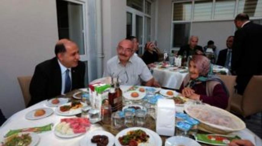 Vali &Ccedil;omaktekin&rsquo;den Ramazan Bayramı Mesajı