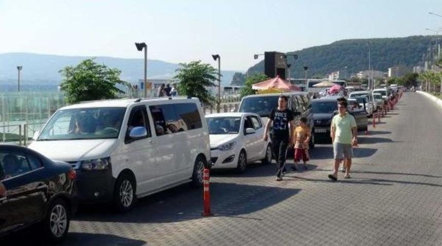 &Ccedil;anakkale'de Tatilcilerin Feribot Kuyruğu