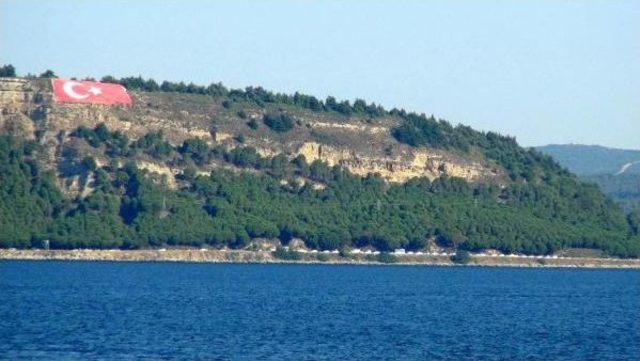 Çanakkale'de Tatilcilerin Feribot Kuyruğu