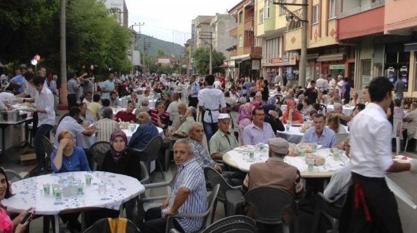 Saltukova Belediyesi Ve Esnafların İşbirliği İle 3 Bin Kişiye İftar