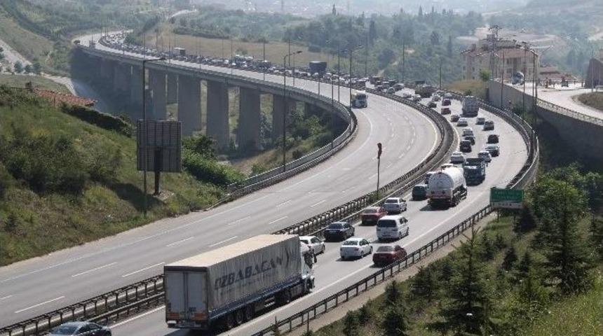 Tem Otoyolunda Bayram Yoğunluğu S&uuml;r&uuml;yor