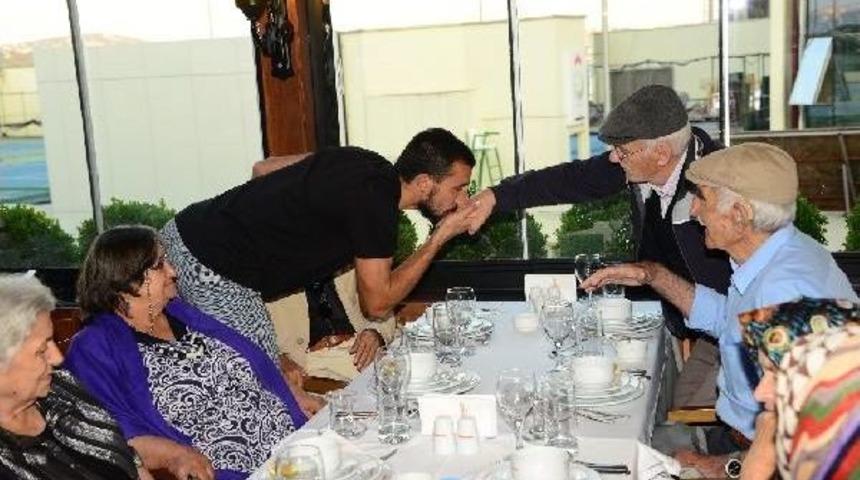 Mehmet Ve Selda Topal &Ccedil;ifti Iftar D&uuml;zenledi