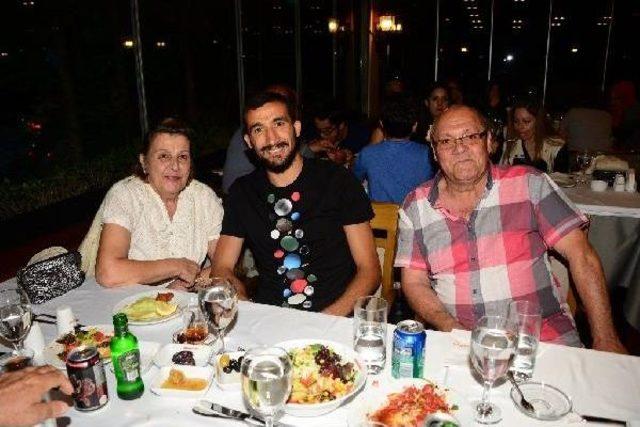 Mehmet Ve Selda Topal Çifti Iftar Düzenledi