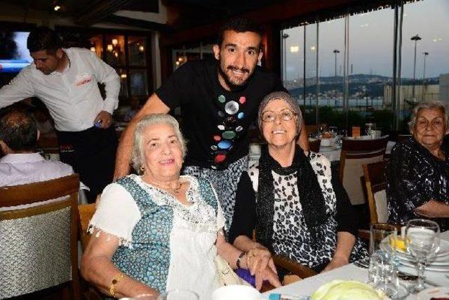 Mehmet Ve Selda Topal Çifti Iftar Düzenledi