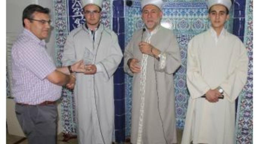 Beyşehir&rsquo;de Hatimle Teravih Namazı Kıldıran Hafızlara Plaket