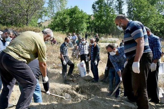 Keneden Ölen Kişinin Cenazesi Toprağa Verildi