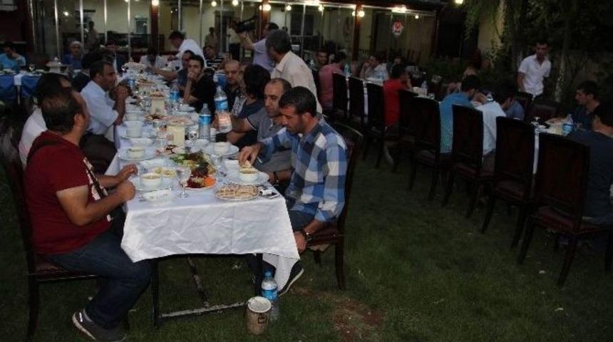 Ak Parti&rsquo;li Akar, Basın Mensuplarıyla İftarda Bir Araya Geldi