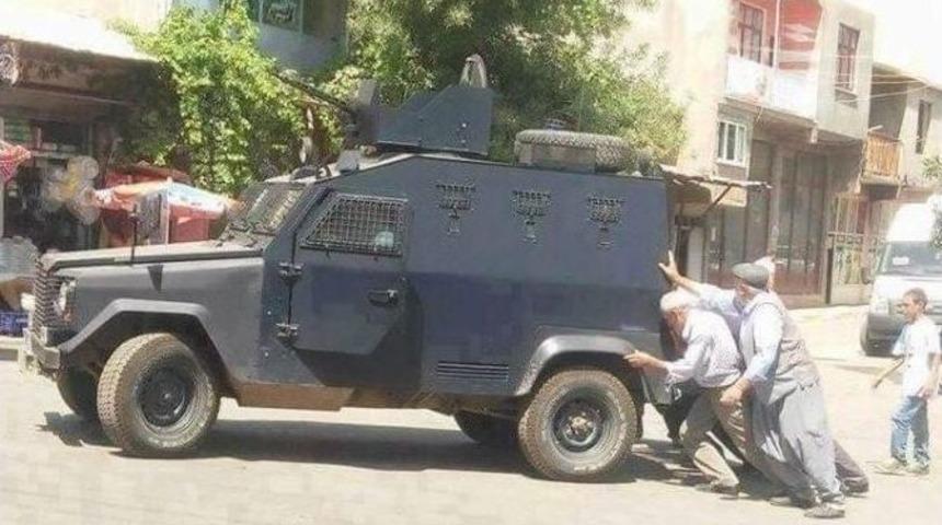 Diyarbakır&rsquo;da Yolda Kalan Zırhlı Araca Vatandaşlar Yardım Etti