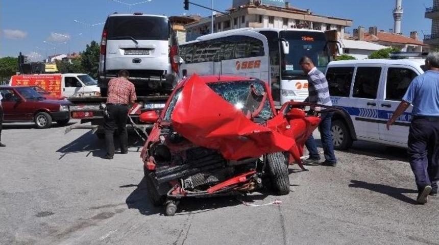 Yozgat’ta İki Otomobilin Çarpışma Anı Kamerada