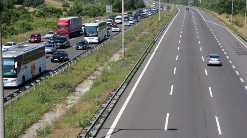 Bayram Tatili Yolunda Sürücüler Saatlerce Çile Çekiyor