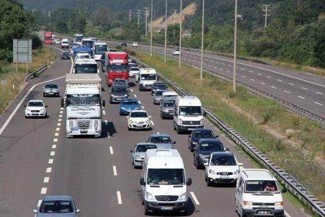 Bayram Tatili Yolunda Sürücüler Saatlerce Çile Çekiyor