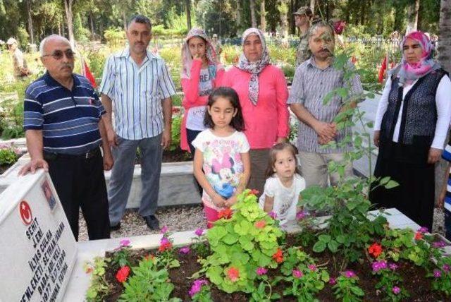 Adana'da Askerlerden Şehit Mezarları Başında Saygı Nöbeti