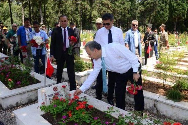 Adana'da Askerlerden Şehit Mezarları Başında Saygı Nöbeti