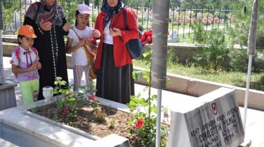 Şehitlikte Arife Yoğunluğu