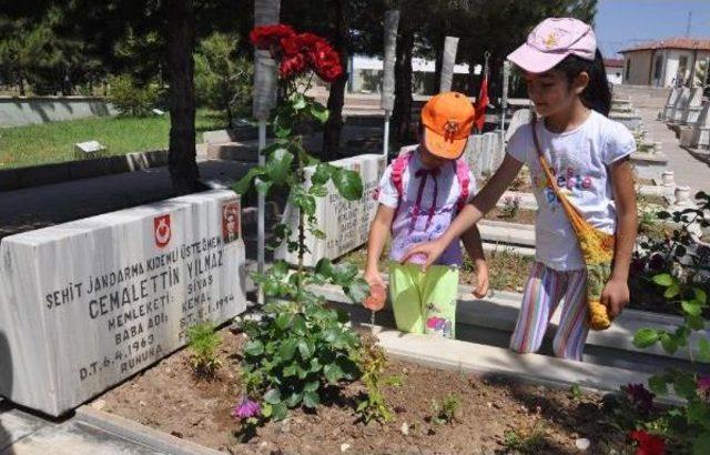 Şehitlikte Arife Yoğunluğu