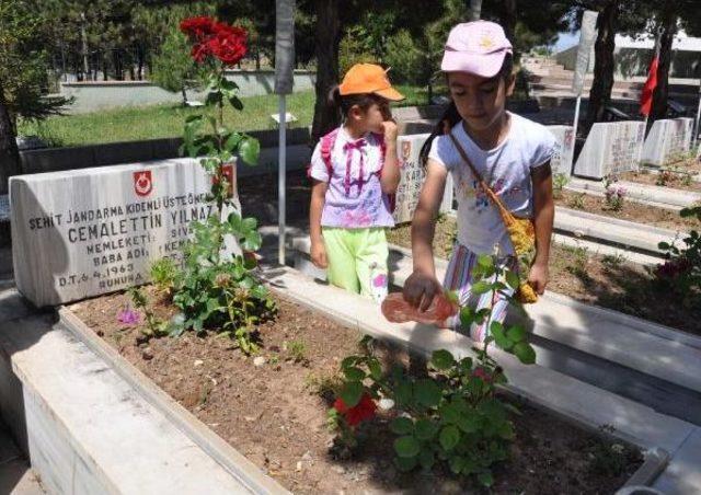 Şehitlikte Arife Yoğunluğu