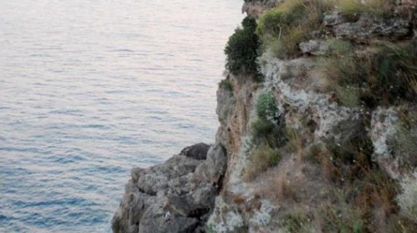 Alkol Alırken Falezlerden D&uuml;ş&uuml;p &Ouml;ld&uuml;