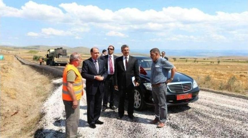 Vali Çomaktekin Köy Yollarındaki Asfalt Çalışmalarını İnceledi