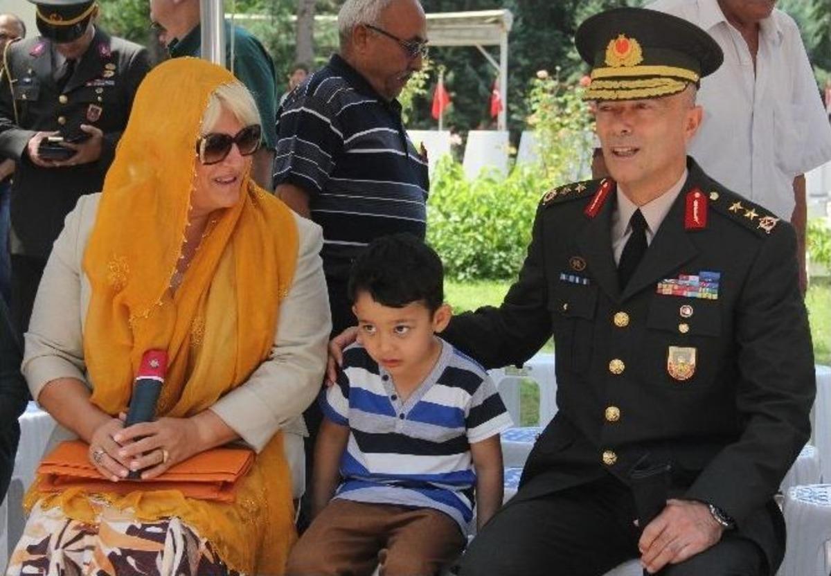 Vali B&uuml;y&uuml;k Arife G&uuml;n&uuml; Şehitliği Ziyaret Etti