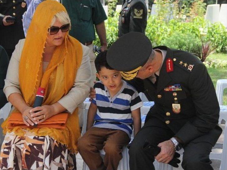 Vali Büyük Arife Günü Şehitliği Ziyaret Etti G1