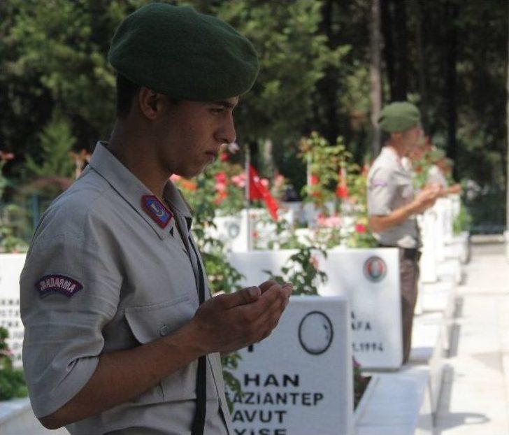 Vali Büyük Arife Günü Şehitliği Ziyaret Etti G2