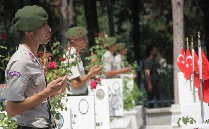 Vali Büyük Arife Günü Şehitliği Ziyaret Etti G3