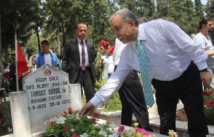 Vali Büyük Arife Günü Şehitliği Ziyaret Etti G4