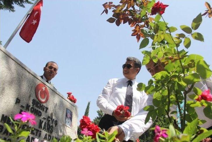 Vali Büyük Arife Günü Şehitliği Ziyaret Etti G5