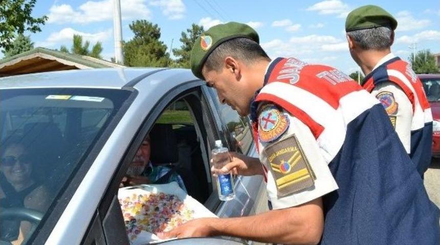 Jandarmadan Şeker Gibi Bayram Uygulaması