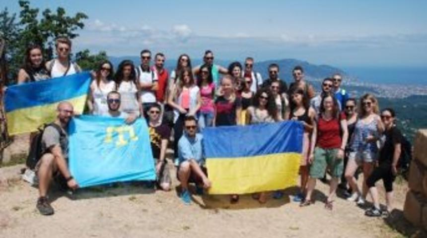 Ukraynalı &Ouml;ğrenciler Kırım Bayrağı A&ccedil;tı