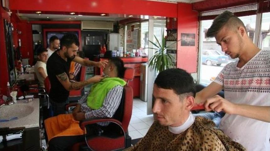 Afyonkarahisar&rsquo;da Berberlerin Bayram Yoğunluğu Başladı