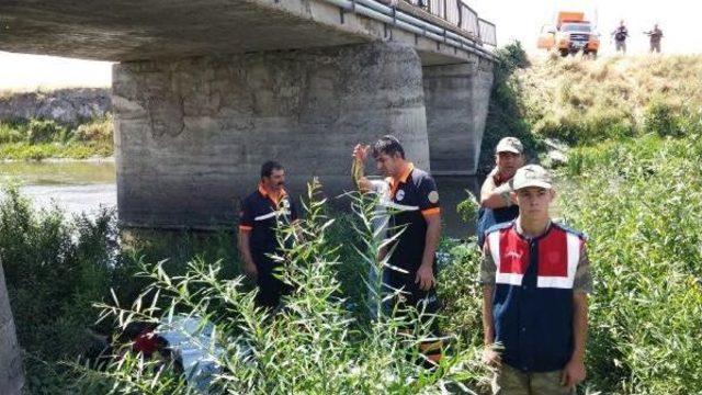 Otomobil Karasu Nehri'ne Uçtu: 6 Ölü