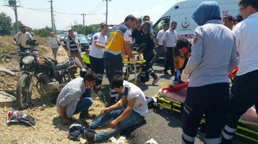 Motosikletle Bisiklet &Ccedil;arpıştı: 3 Yaralı