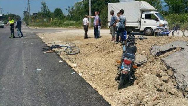 Motosikletle Bisiklet Çarpıştı: 3 Yaralı