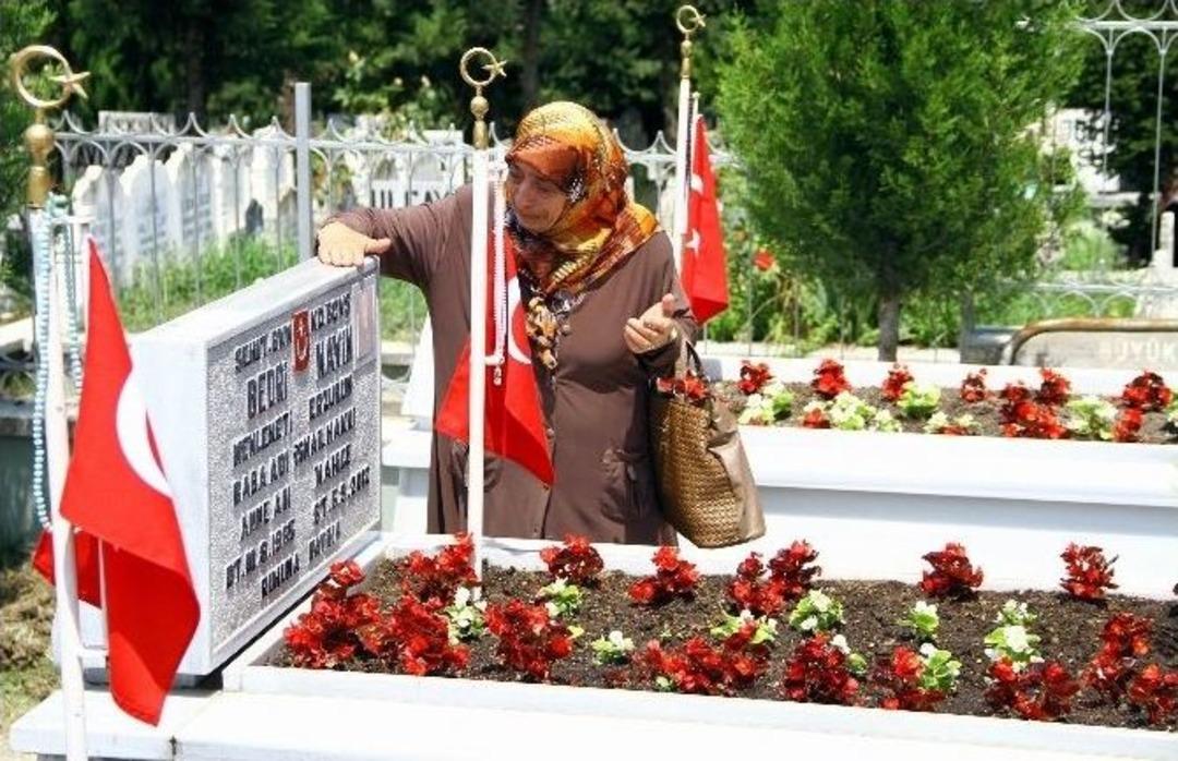 Şehitlikte H&uuml;z&uuml;nl&uuml; Bayramlaşma