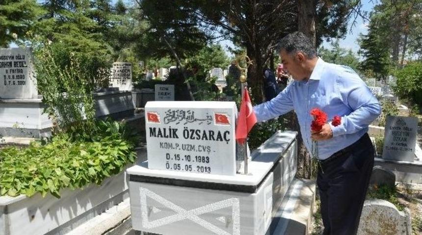 Başkan &Ouml;zg&uuml;ven Şehit Mezarlarını Ziyaret Etti
