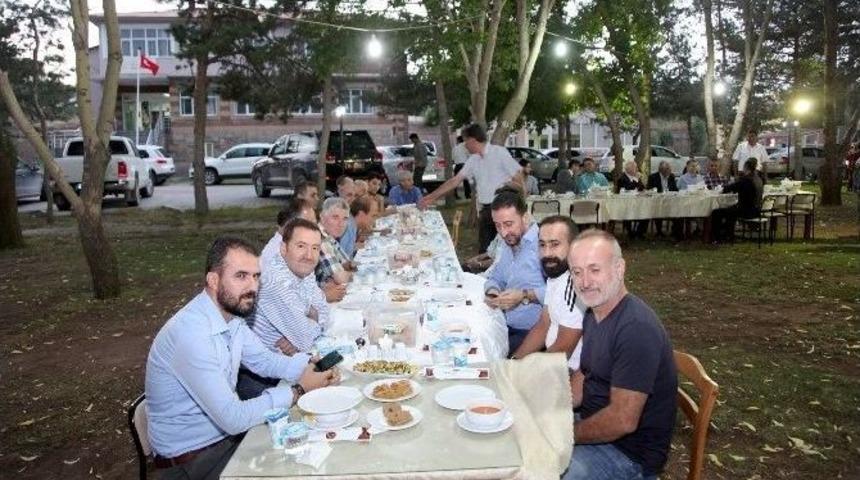 Vali &Ouml;zt&uuml;rk, Ahlat&rsquo;ta İftar Yemeğine Katıldı