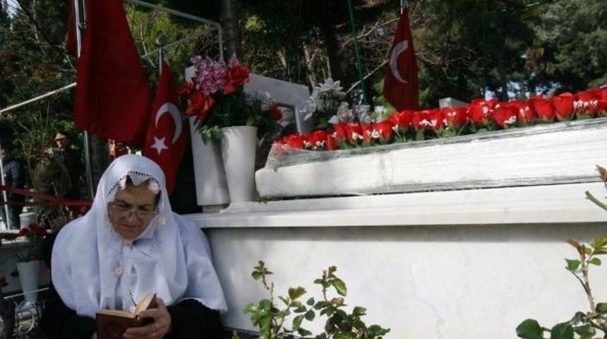 Şehitliklerde H&uuml;z&uuml;nl&uuml; Bayram